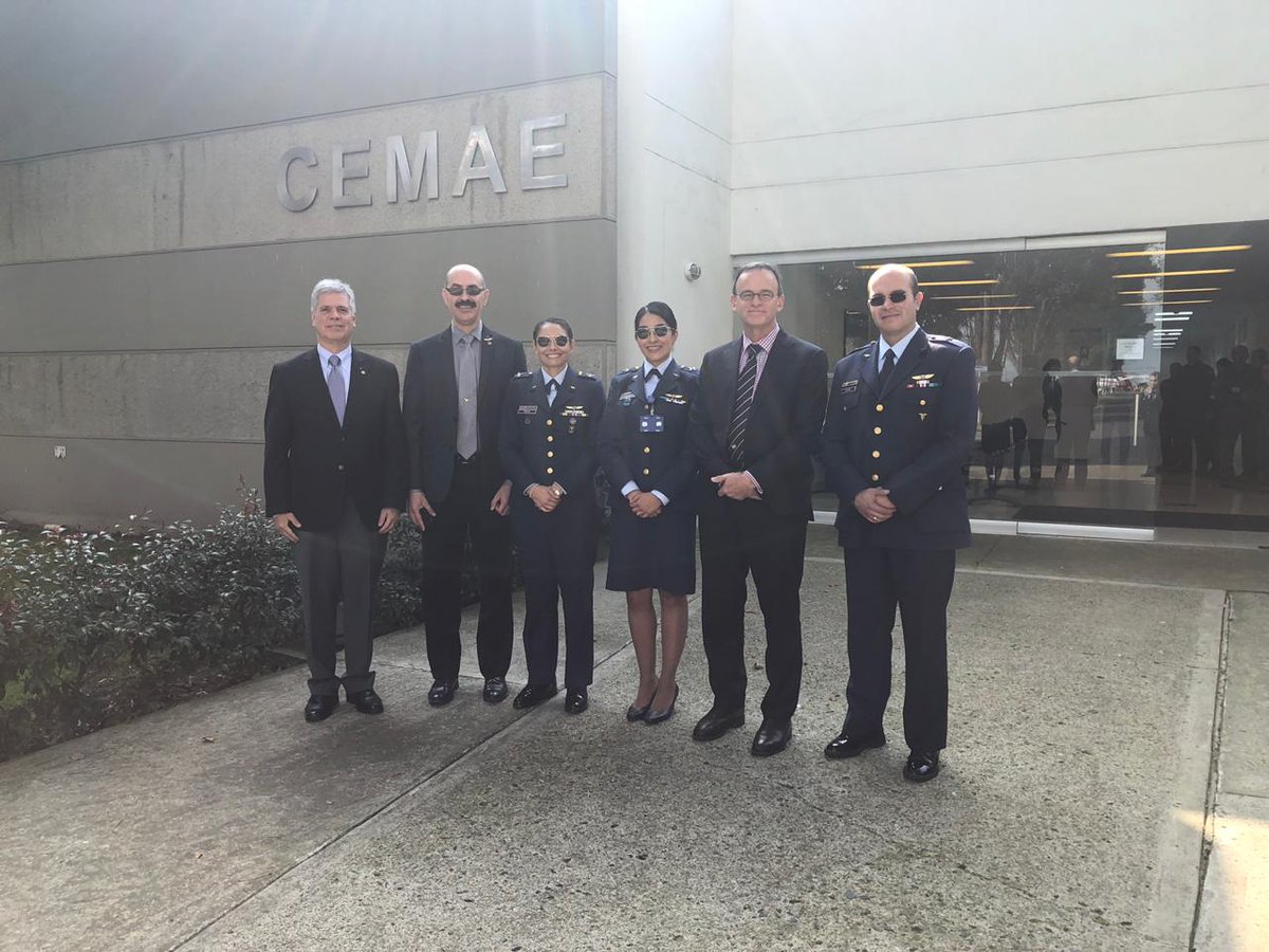 JEFSAFAC's tweet photo. Durante el I Congreso Internacional de Medicina Aeroespacial llevado a cabo en el CEA, el Director del Instituto de Medicina Aeroespacial Civil de la FAA (Federal Aviation Administration) visitó el Centro de Medicina Aeroespacial de la #DIMAE @FuerzaAereaCol https://t.co/oXQP6RmJHg