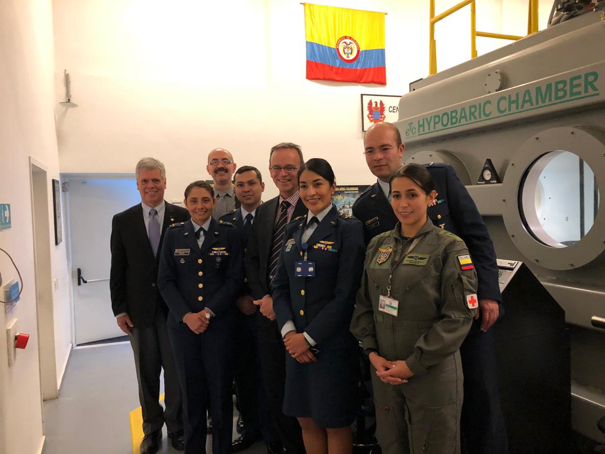 JEFSAFAC's tweet photo. Durante el I Congreso Internacional de Medicina Aeroespacial llevado a cabo en el CEA, el Director del Instituto de Medicina Aeroespacial Civil de la FAA (Federal Aviation Administration) visitó el Centro de Medicina Aeroespacial de la #DIMAE @FuerzaAereaCol https://t.co/oXQP6RmJHg