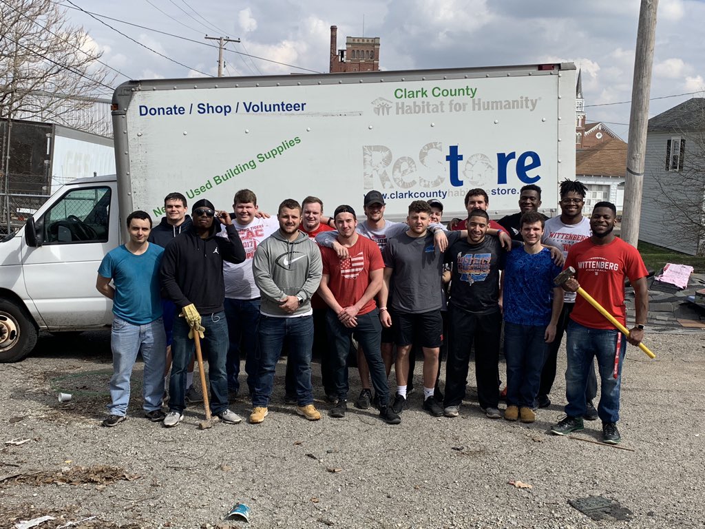 WittFootball's tweet photo. The Tigers giving back to the wonderful Springfield Community this morning! #TigerUp https://t.co/ZaBBQDAZbV