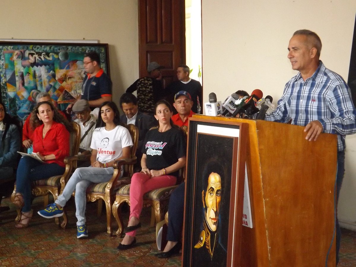 📷📸#EnFotos || Directora de @ZonaEducTachira Profesora <a href="/charlychaves/">Charly Rojas Chaves</a> fue nombrada enlace del sector educativo en la comisión del equipo político estadal del <a href="/PartidoPSUV/">PSUV</a> @PSUVTachira_ por parte del Protector <a href="/FreddyBernal/">Freddy Bernal</a> #Táchira 
#PuebloEnDefensaDeLaRevolución
@MPPEDUCACION