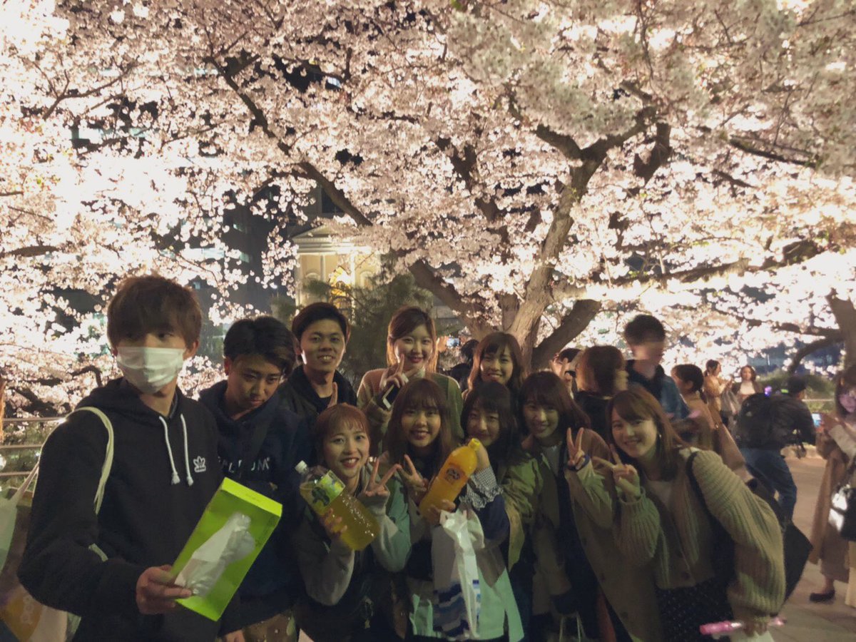 sw_blanc's tweet photo. 4月5日 🌙  花見
今年もたくさんの1年生がきてくれました、ありがとうございました🌸つぎは10日のフットサル体験でお待ちしてます⚽️
そして、夜桜と2年生3年生📸
花見を盛り上げてくれてありがと〜！新年度もいっぱい楽しんでいこうな 〜⚽️ https://t.co/5USOJVxESx