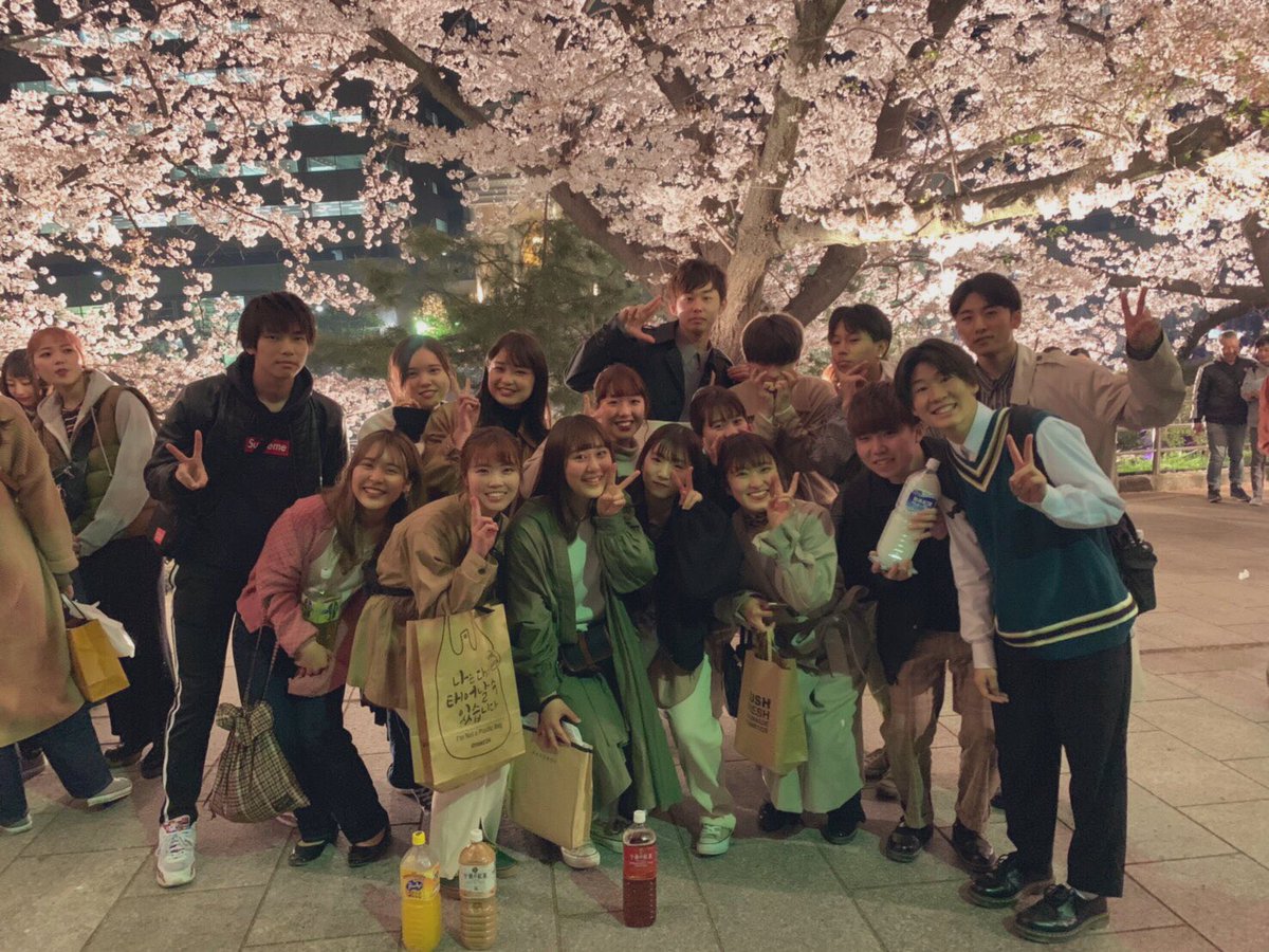 sw_blanc's tweet photo. 4月5日 🌙  花見
今年もたくさんの1年生がきてくれました、ありがとうございました🌸つぎは10日のフットサル体験でお待ちしてます⚽️
そして、夜桜と2年生3年生📸
花見を盛り上げてくれてありがと〜！新年度もいっぱい楽しんでいこうな 〜⚽️ https://t.co/5USOJVxESx