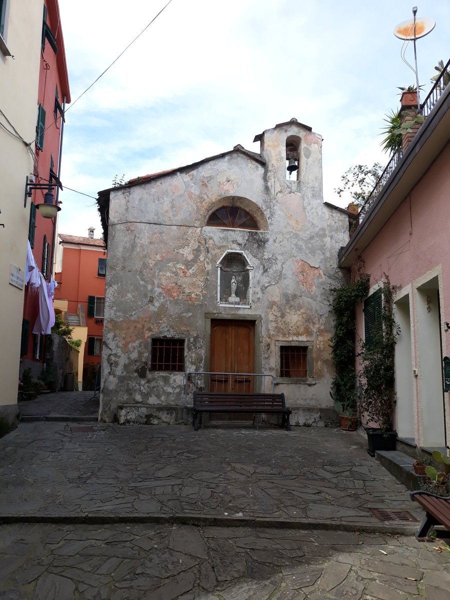 sara_lenzoni's tweet photo. Nel mio angolo di Liguria tra le case strette, come una mano aperta, si apre una piccola chiesetta. San Nicola #fezzano https://t.co/XymyrDG3xf