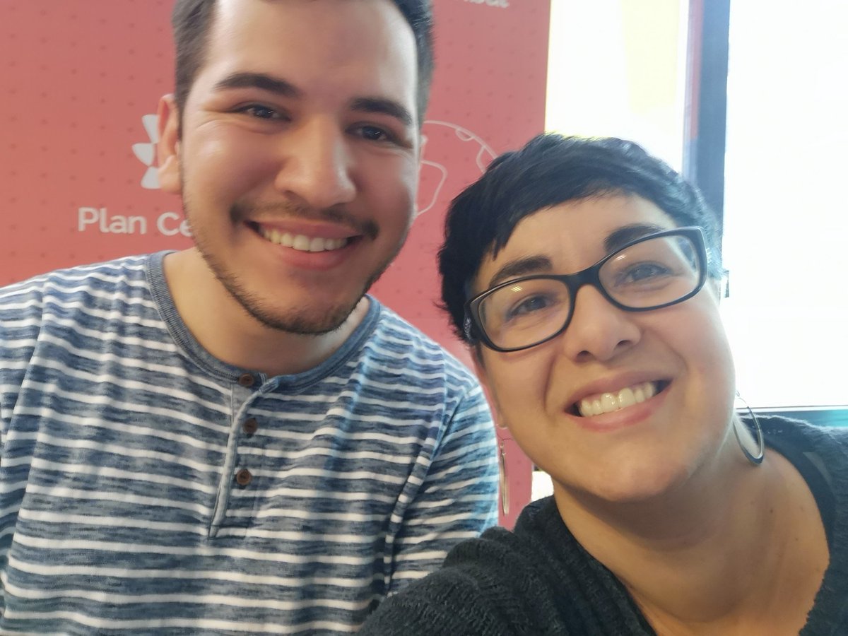 UATE_CFE's tweet photo. En la Creatón de #REA los estudiantes de CerpCentro participantes de la #RedREA y del #ProyectoPRAXIS ¡dicen presente!  Alexis Nuñez nos cuenta cómo crearon una app educativa que guía a estudiantes de Ed. Media para elaborar proyectos: Proapp ¡un genio! https://t.co/ajrCLYCtLN https://t.co/WJAfL5bvdv