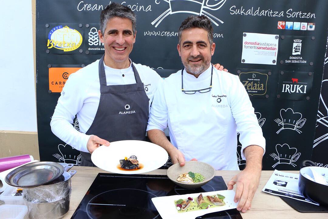 creandococina's tweet photo. Hoy hemos tenido la suerte de poder disfrutar en directo de los hermanos Txapartegi ¡Un verdadero lujo! 🙌🏼🔝🙌🏼

#creandococina #sukaldaritzasortzen #gastronomia #gastronomy #food #chef #restaurante #restaurant #alameda #hondarribia #donostia #sansebastian #foodies #euskadi https://t.co/PSDp0rdXQH