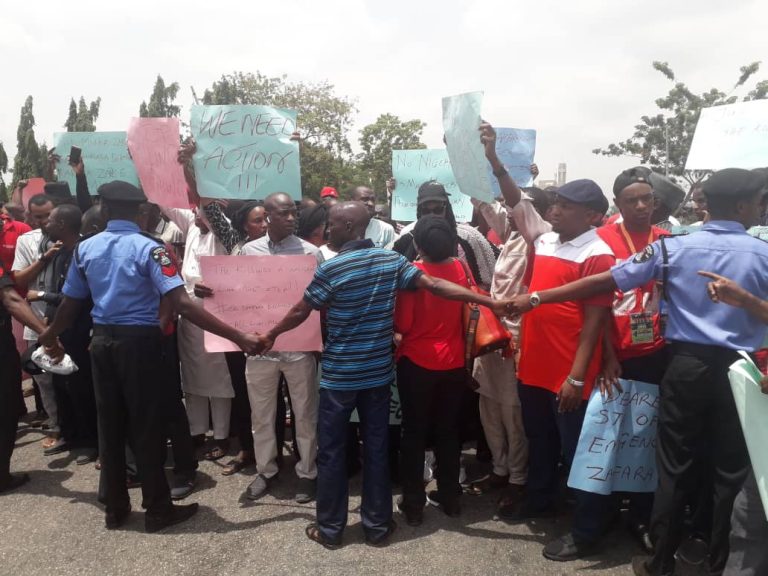 thecableng's tweet photo. ‘Yari has failed us’ — protesters troop to Aso Rock over Zamfara killings | TheCable https://t.co/ockUdBvl1A #ZamfaraIsBleeding #ZamfaraKillings https://t.co/wjuBWl1hMu