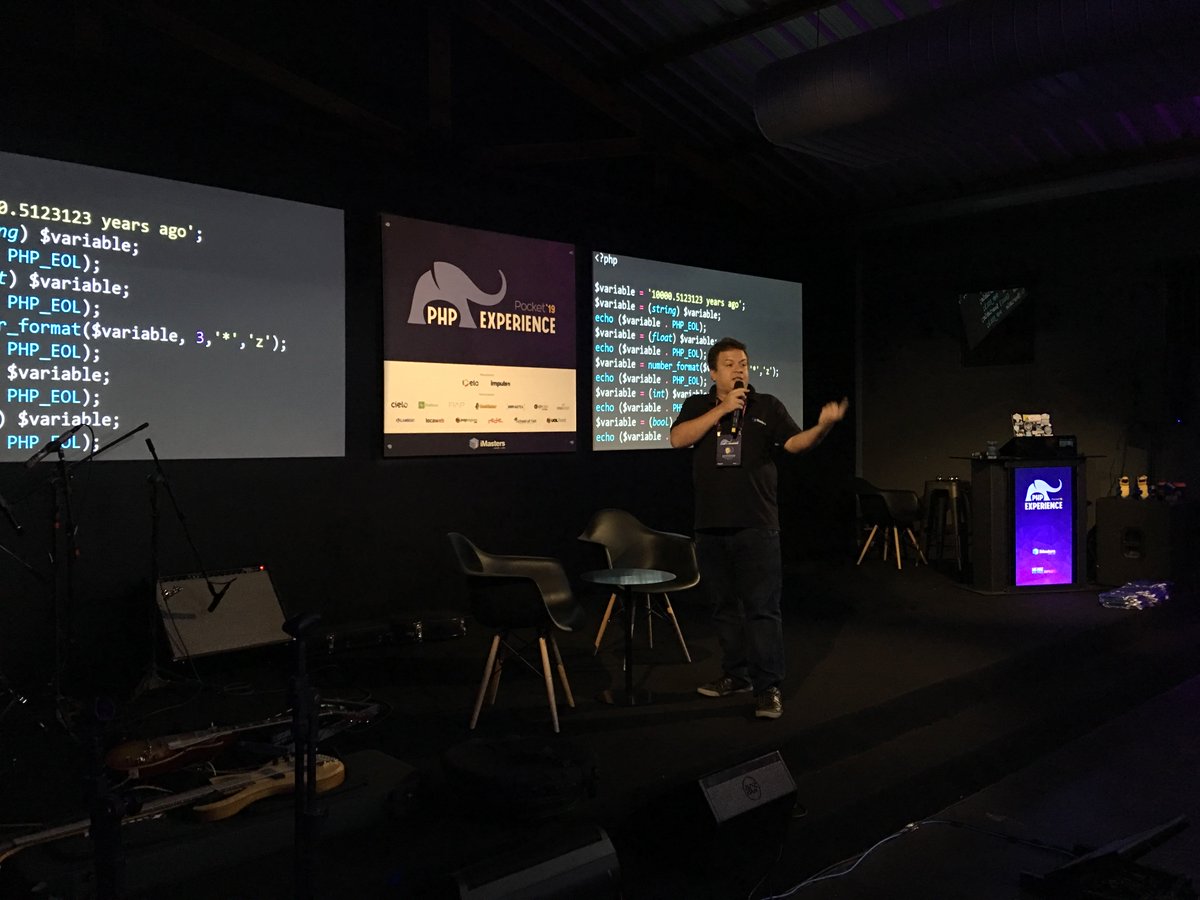 marcelgsantos's tweet image. O @pokemaobr apresentando ontem o seu stand-up &apos;O Nikita quer acabar com meu stand-up :(&apos; no #PhpExperience no @iMasters. E, como sempre, arrancando risadas do público. #php #phpsp #PHPX2019