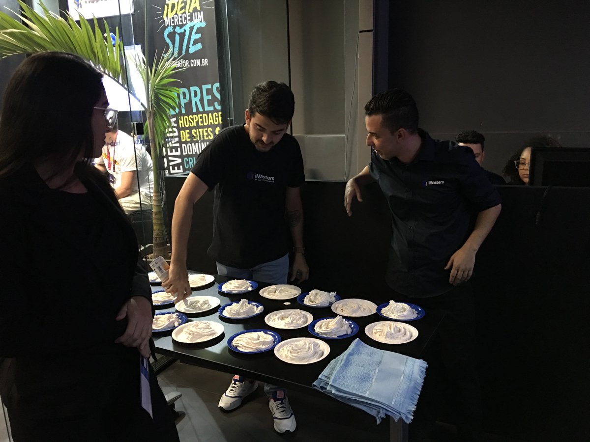 marcelgsantos's tweet image. O staff do @iMasters preparando as tortas para o &apos;PHPassa ou RePHPassa Dev&apos; no #PhpExperience. #php #php #PHPX2019
