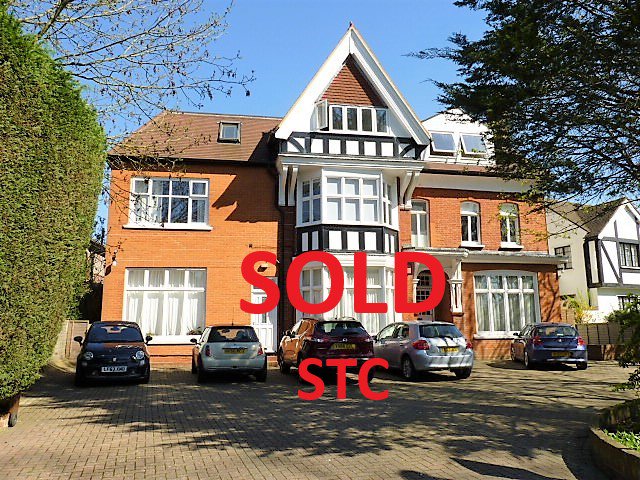 ParkerScottBrom's tweet photo. YET ANOTHER PROPERTY SOLD WITH PARKER SCOTT. 3 bed top floor flat in Shortlands. Call Parker Scott if you would like your property sold and join our success. #wanttosellmypropertyinBromley #Bromley #estateagentsinbromley #flatssoldBR1 #BR2 https://t.co/uaZ3JFmS9R https://t.co/sT027D5BR4