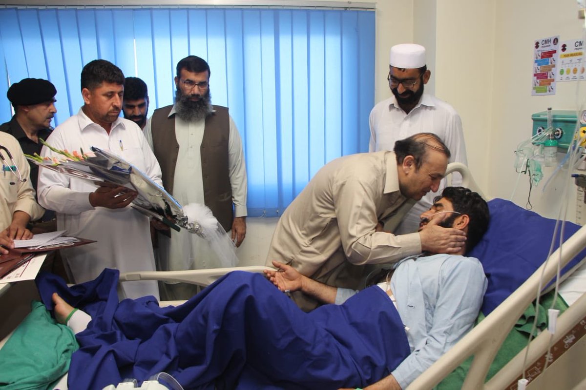 KP_Police1's tweet photo. IGP KP, Dr M. Naeem Khan, visited CMH #Peshawar to inquire about the health of Inspector M. Ramzan Khan who got injured during a raid to recover a kidnapped woman

IGP highly appreciated bravery &amp; professional commitment of Inspector M. Ramzan

#KPPolice https://t.co/WSQhbR1E2M