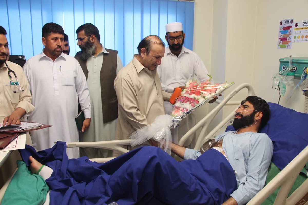 KP_Police1's tweet photo. IGP KP, Dr M. Naeem Khan, visited CMH #Peshawar to inquire about the health of Inspector M. Ramzan Khan who got injured during a raid to recover a kidnapped woman

IGP highly appreciated bravery &amp; professional commitment of Inspector M. Ramzan

#KPPolice https://t.co/WSQhbR1E2M