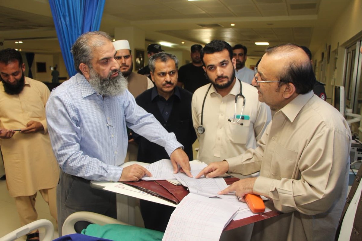 KP_Police1's tweet photo. IGP KP, Dr M. Naeem Khan, visited CMH #Peshawar to inquire about the health of Inspector M. Ramzan Khan who got injured during a raid to recover a kidnapped woman

IGP highly appreciated bravery &amp; professional commitment of Inspector M. Ramzan

#KPPolice https://t.co/WSQhbR1E2M