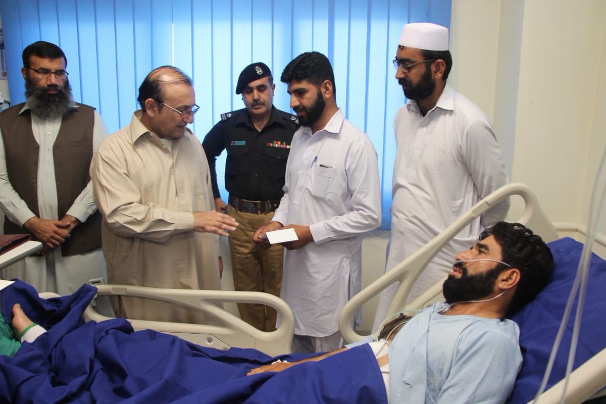 KP_Police1's tweet photo. IGP KP, Dr M. Naeem Khan, visited CMH #Peshawar to inquire about the health of Inspector M. Ramzan Khan who got injured during a raid to recover a kidnapped woman

IGP highly appreciated bravery &amp; professional commitment of Inspector M. Ramzan

#KPPolice https://t.co/WSQhbR1E2M