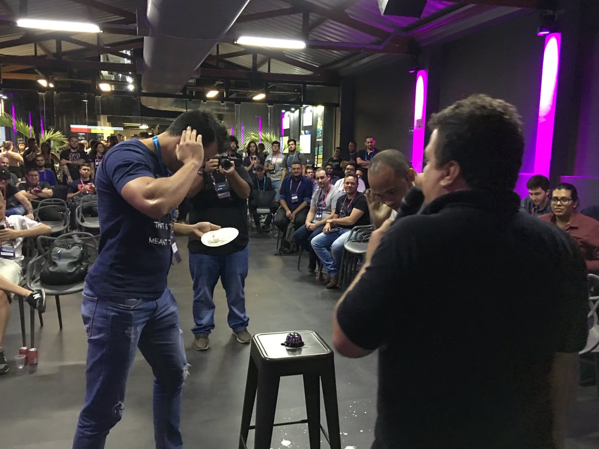 marcelgsantos's tweet image. A galera participando do &apos;PHPassa ou RePHPassa Dev&apos; no #PhpExperience no @iMasters. Vale lembrar que o @pokemaobr levou tortada no final. 😜 #php #phpsp #phpx2019