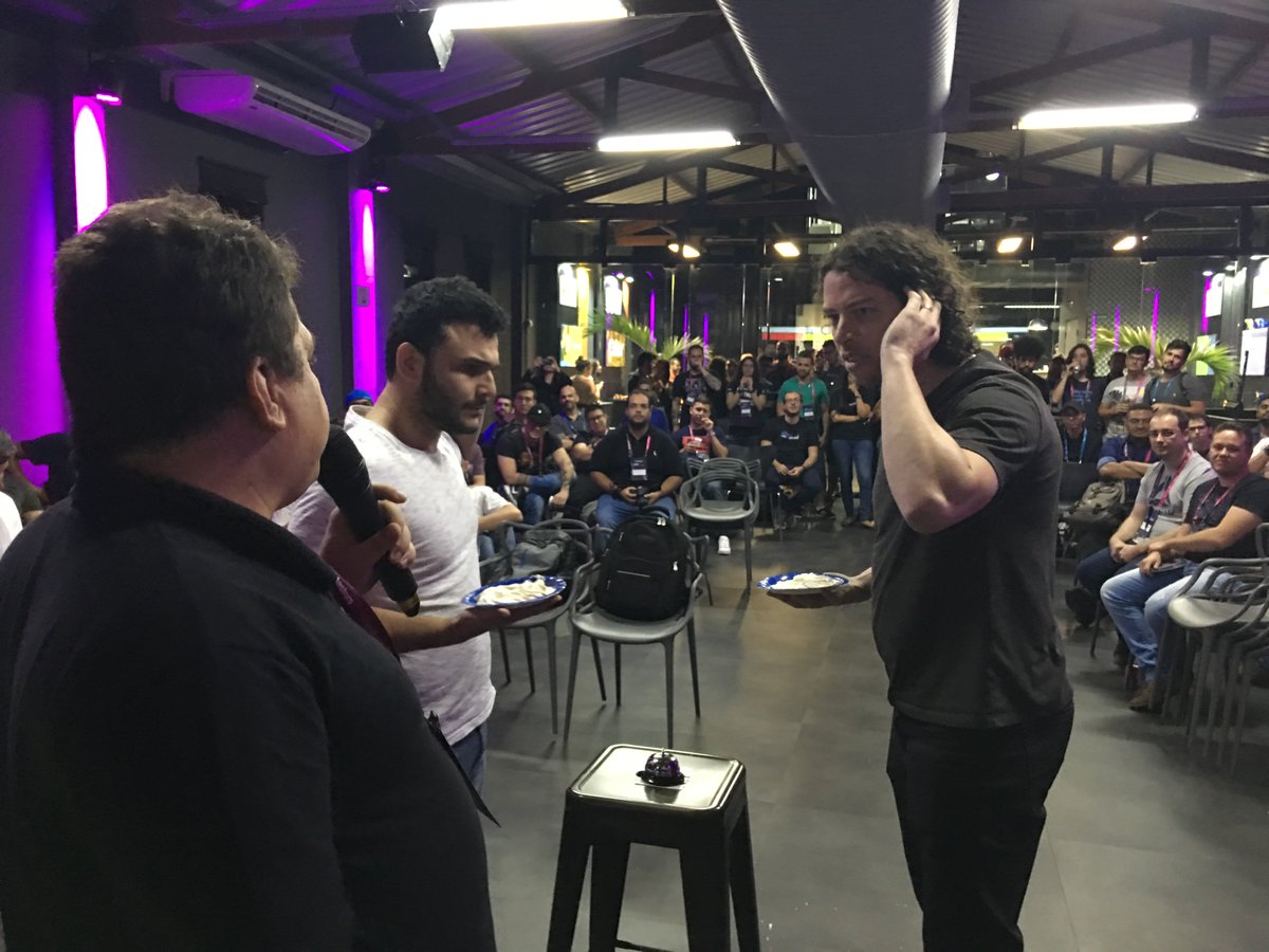 marcelgsantos's tweet image. A galera participando do &apos;PHPassa ou RePHPassa Dev&apos; no #PhpExperience no @iMasters. Vale lembrar que o @pokemaobr levou tortada no final. 😜 #php #phpsp #phpx2019