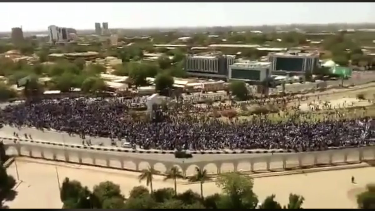 keldoud's tweet photo. #موكب6ابريل من أمام القيادة العامة للجيش السوداني.
#تسقط_بس️ 
#مدن_السودان_تنتفض
#SudanUprising https://t.co/apqNxfStiv