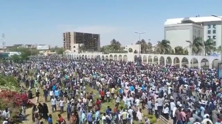 keldoud's tweet photo. #موكب6ابريل من أمام القيادة العامة للجيش السوداني.
#تسقط_بس️ 
#مدن_السودان_تنتفض
#SudanUprising https://t.co/apqNxfStiv