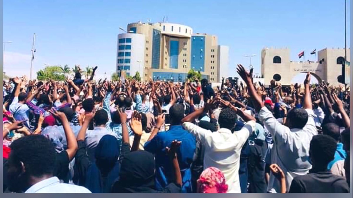 keldoud's tweet photo. #موكب6ابريل من أمام القيادة العامة للجيش السوداني.
#تسقط_بس️ 
#مدن_السودان_تنتفض
#SudanUprising https://t.co/apqNxfStiv