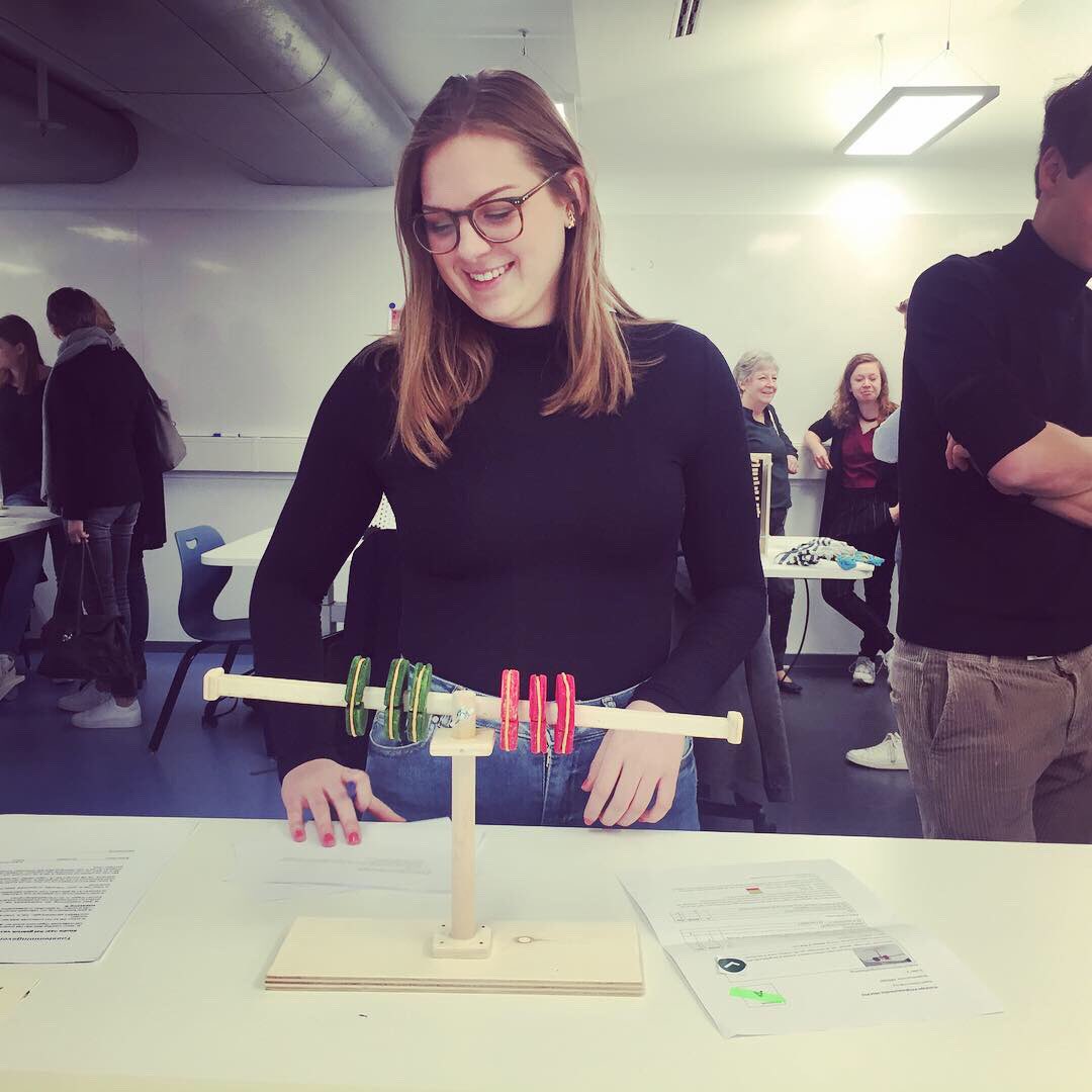 IngeborgDijkstr's tweet photo. Het was ergleuk op de TU Delft. Ik ben urenlang als testpersoon ingezet door onze dochter Emma en haar medestudenten. Uiteraard ben ik trots op het educatieve ontwerp van Emma, dat goed is door de eenvoud en de gebruikte kleuren. #proefkonijn #testpersoon #trotsemoedertweet https://t.co/4AXzz5h50o