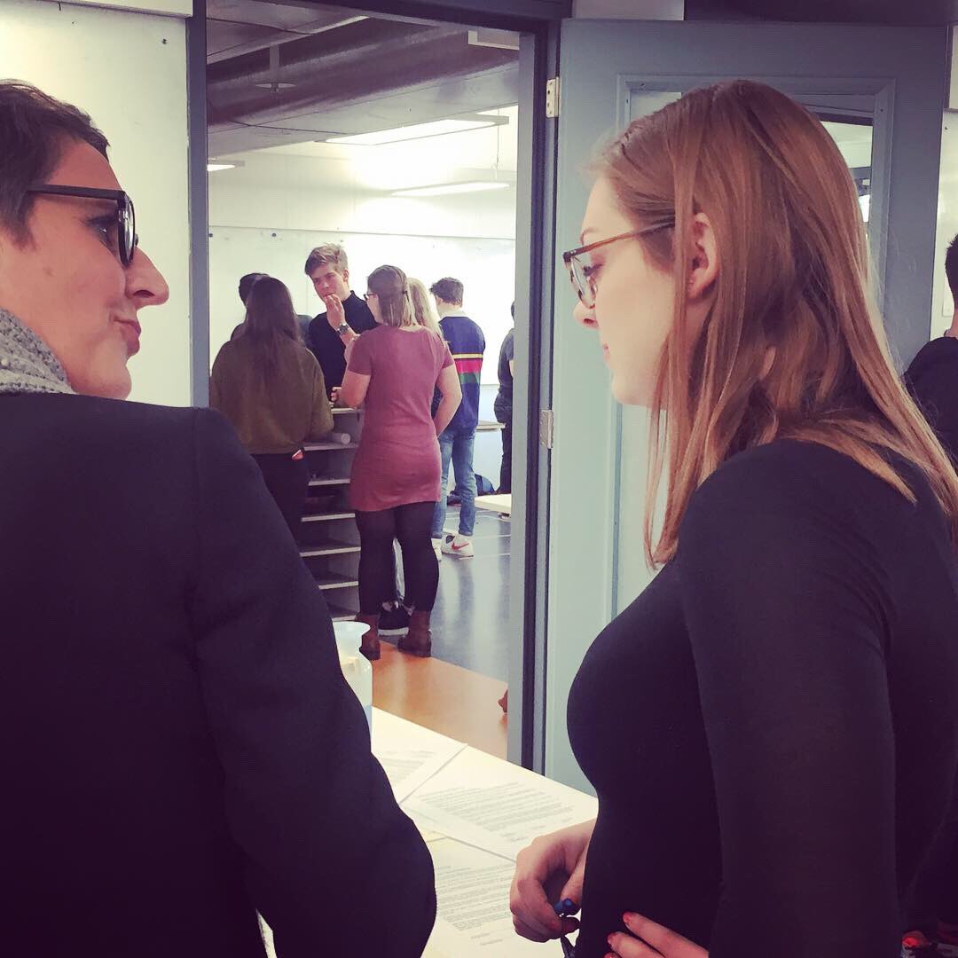 IngeborgDijkstr's tweet photo. Het was ergleuk op de TU Delft. Ik ben urenlang als testpersoon ingezet door onze dochter Emma en haar medestudenten. Uiteraard ben ik trots op het educatieve ontwerp van Emma, dat goed is door de eenvoud en de gebruikte kleuren. #proefkonijn #testpersoon #trotsemoedertweet https://t.co/4AXzz5h50o