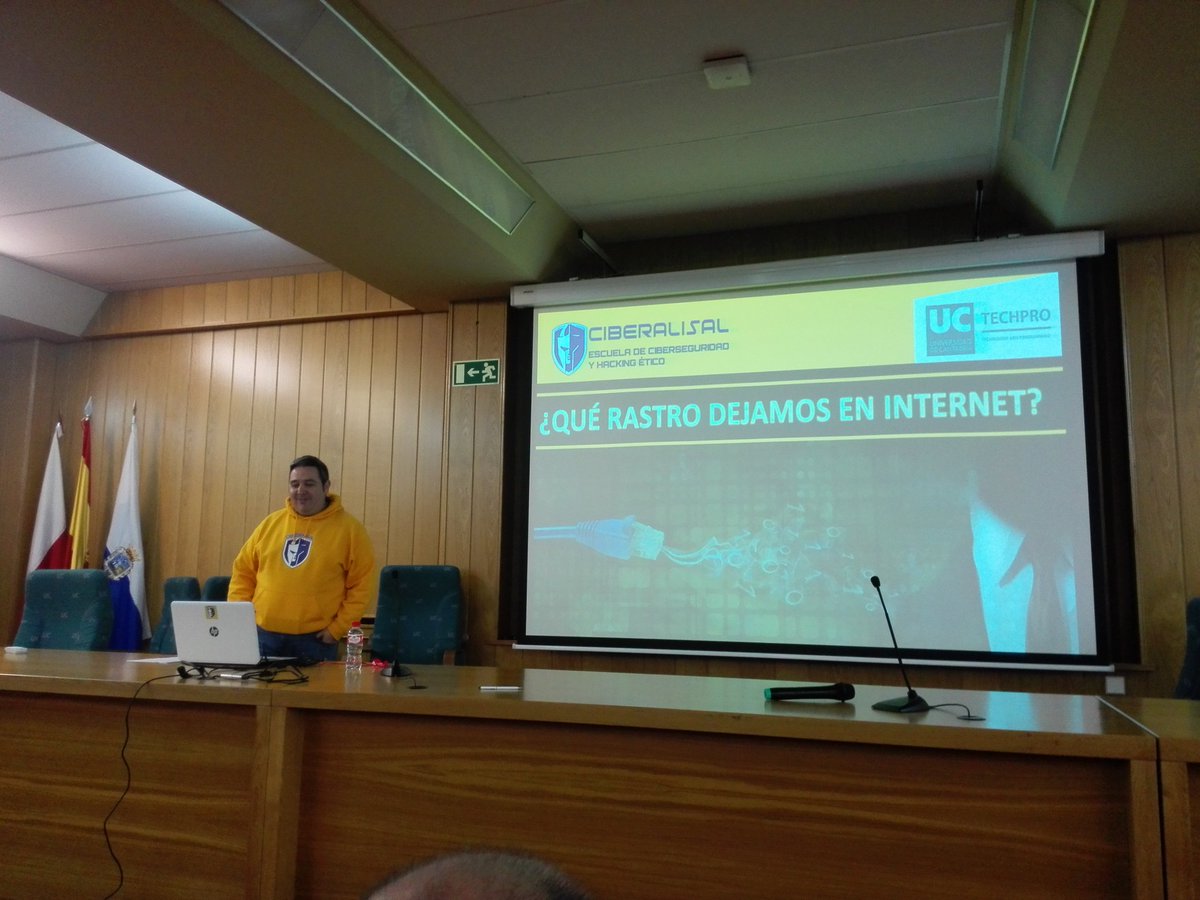 tclauss's tweet photo. El MAESTRO @eth3rup  hablando del rastro que dejamos en #internet  #UCTechPro @ciberalisal https://t.co/bAF1Bmg44B