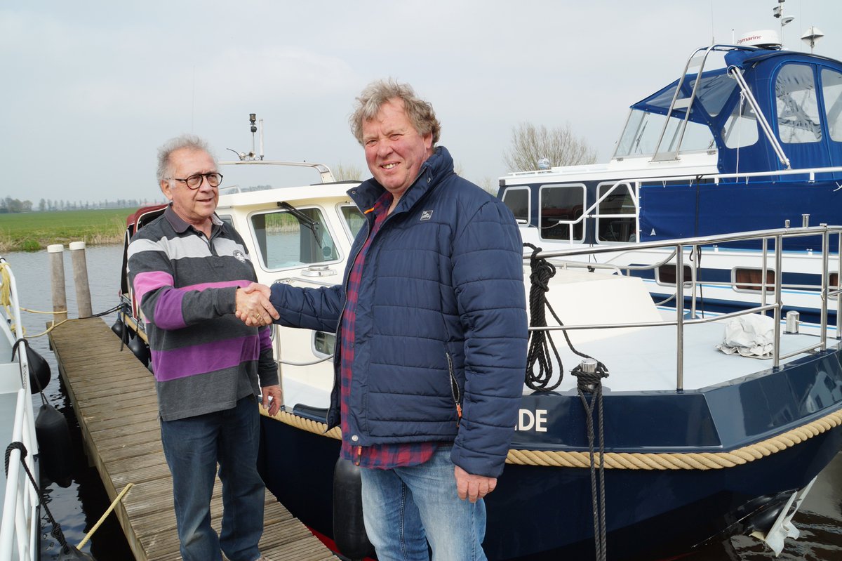 Homme_Overwijk's tweet image. Gisteren uit de #winterstalling en daarna gepoetst door de oude en nieuwe  eigenaar samen. Vandaag de proefvaart en overdracht van de prachtige  #ROB 900.
 #Gefeliciteerd!