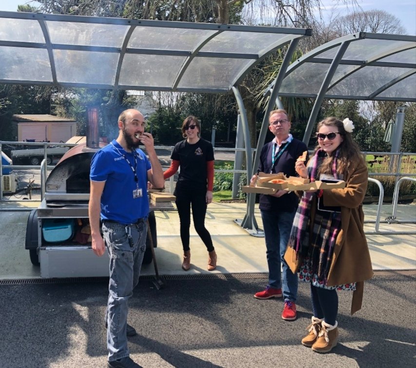 Cracking day <a href="/BBCDevon/">BBC Devon</a> with <a href="/KerryWradio/">𝕂𝕖𝕣𝕣𝕪 𝕎𝕙𝕚𝕥𝕖</a> <a href="/AndyBreare/">Andy Breare</a> <a href="/MarkEdwards38/">Mark Edwards</a> serving some pizzas and chatting about all things pizza. Listen back to the show on BBC radio Devon, we're on from 1.22 into the show. bbc.co.uk/sounds/play/p0…