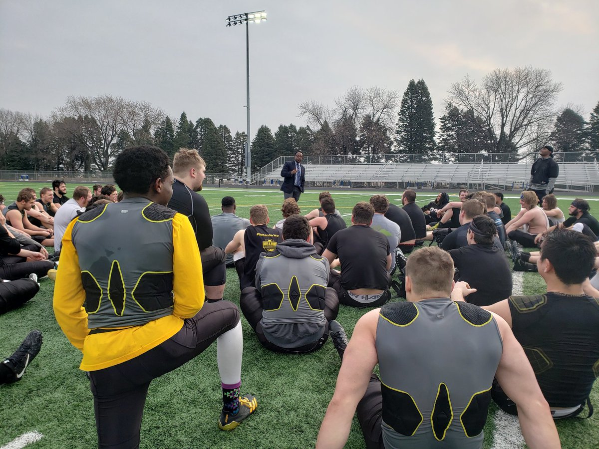 DordtFB's tweet photo. Enjoyed listening to @JemarTisby after Practice #6 this morning. Thank you for your leadership and work!

ARC ➡️ Awareness, Relationships, Commitment.

#DefenderDNA | #IndustryStandard | #DefenderWay https://t.co/K6uGW8VIEs