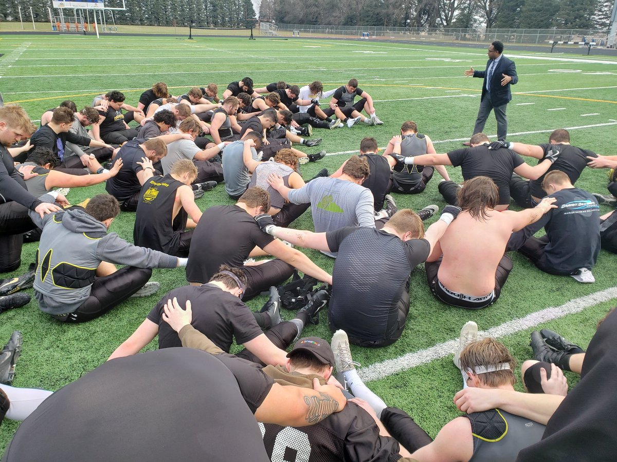 DordtFB's tweet photo. Enjoyed listening to @JemarTisby after Practice #6 this morning. Thank you for your leadership and work!

ARC ➡️ Awareness, Relationships, Commitment.

#DefenderDNA | #IndustryStandard | #DefenderWay https://t.co/K6uGW8VIEs