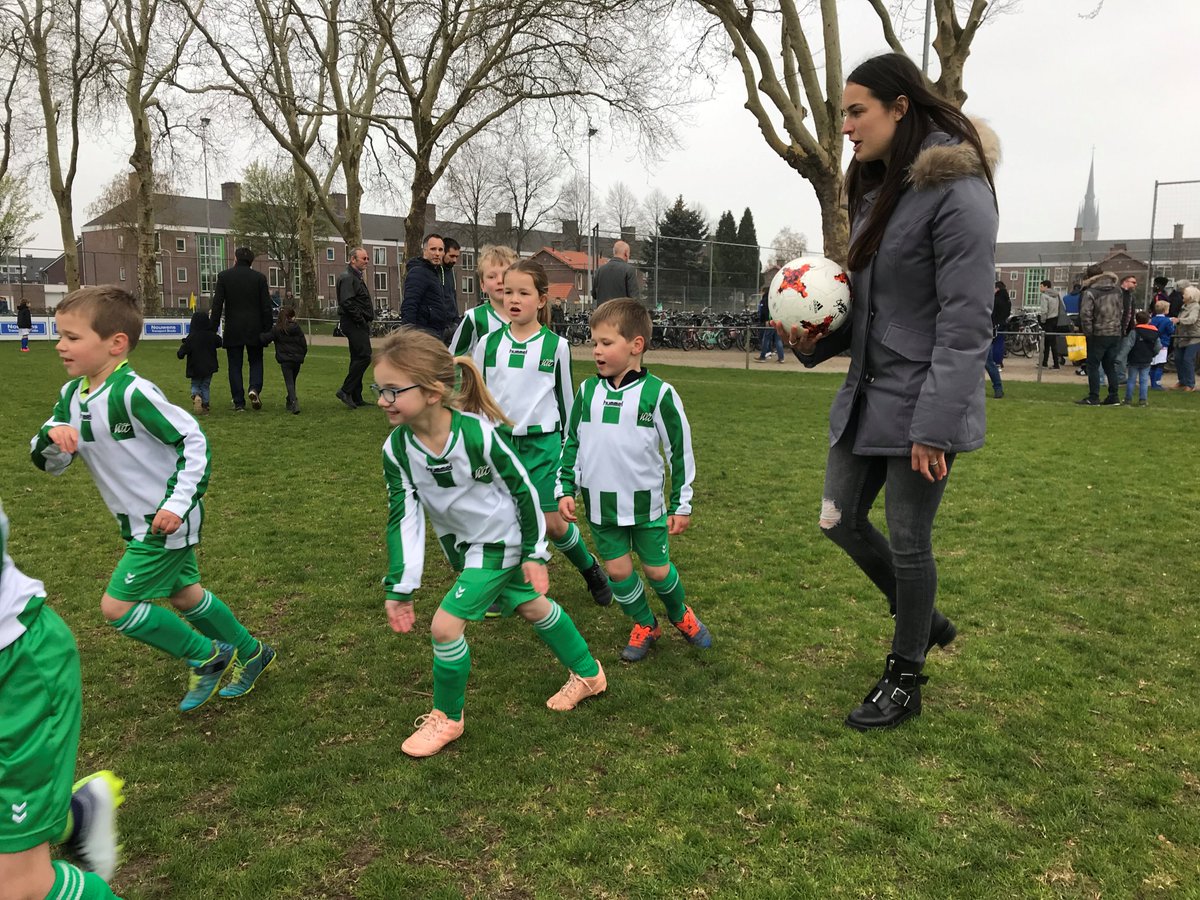 De dag begon vandaag goed voor Nova, het 1000e meisje dat is gaan voetballen <a href="/breda/">Gemeente Breda</a>: een eigen hoodie, een bal voor haar team @rkvvgroenwit, de warming up door <a href="/CaitlinDijkstra/">Caitlin Dijkstra</a> en een enorme taart voor na de wedstrijd tegen @rkvvjeka!