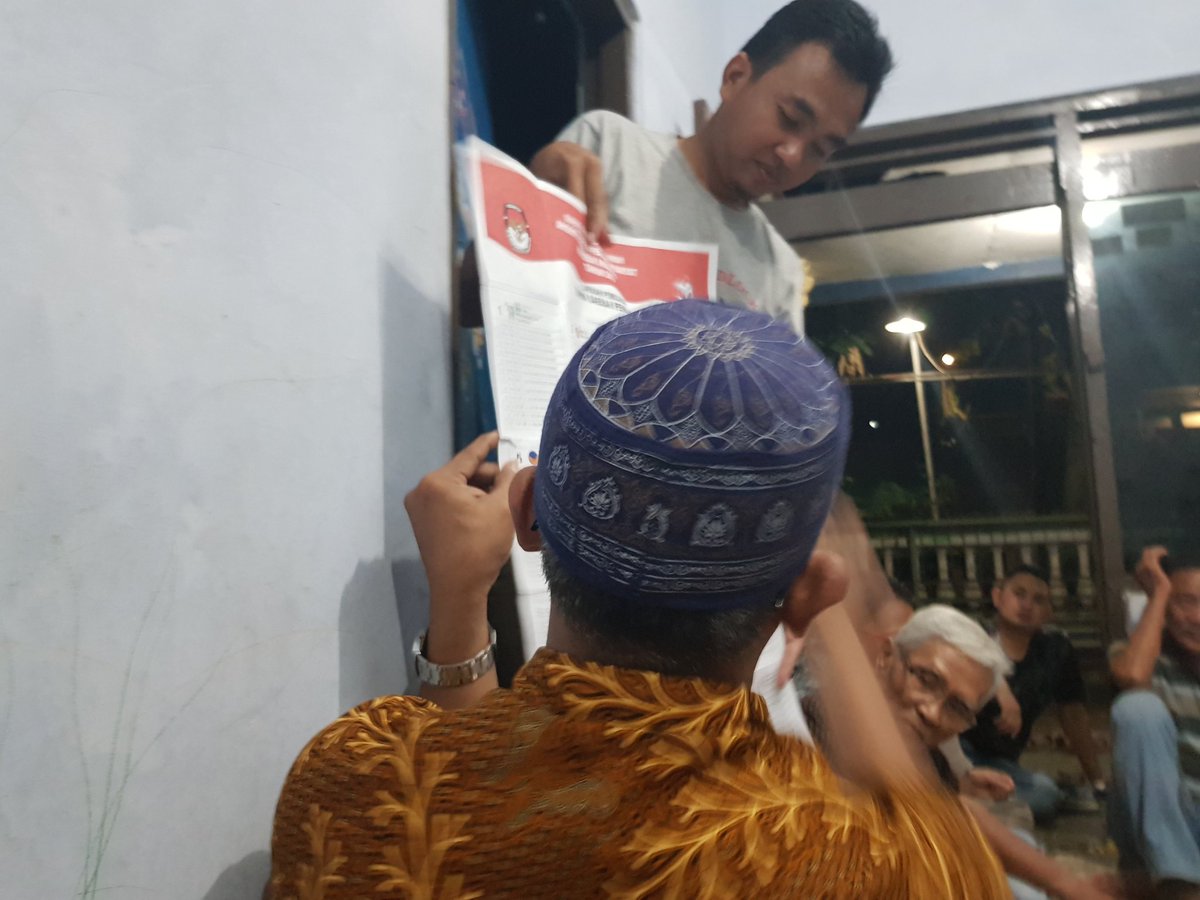 PakRT03's tweet photo. Kumpulan bulanan bapak2 & sosialisasi #Pemilu2019 di #RT03 #RW06 @kelkembangarum @Kec_SMGBarat @PemkotSemarang @hendrarprihadi @PakRT03 ... SEDULUR SAKLAWASE ... NKRI HARGA MATI 🇮🇩😍 yoh iso yohhh ... https://t.co/SOAVUO5pff