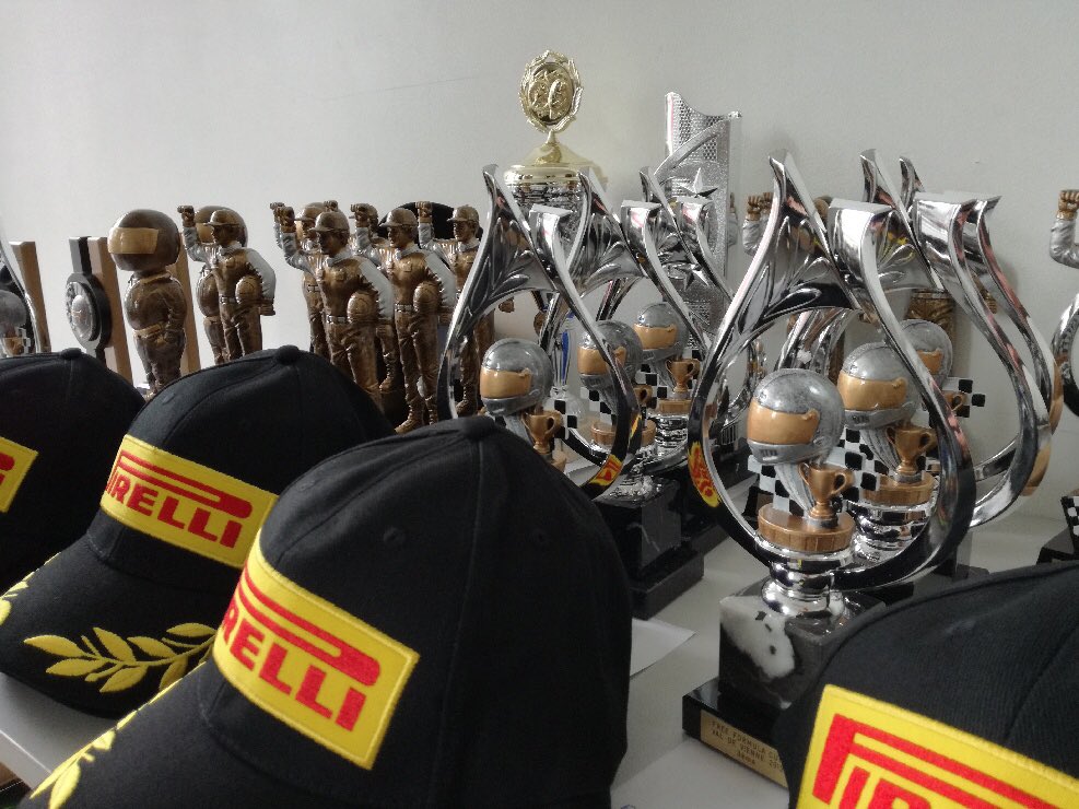 departement86's tweet photo. [🏎 #Sport] Remise des prix de la #FormulaCup 2019 catégorie Free racing au circuit du Val de #Vienne au #Vigeant par @mariedesroses3, Vice-Présidente du #Departement86. 🏆 https://t.co/9HF4bMfjaW