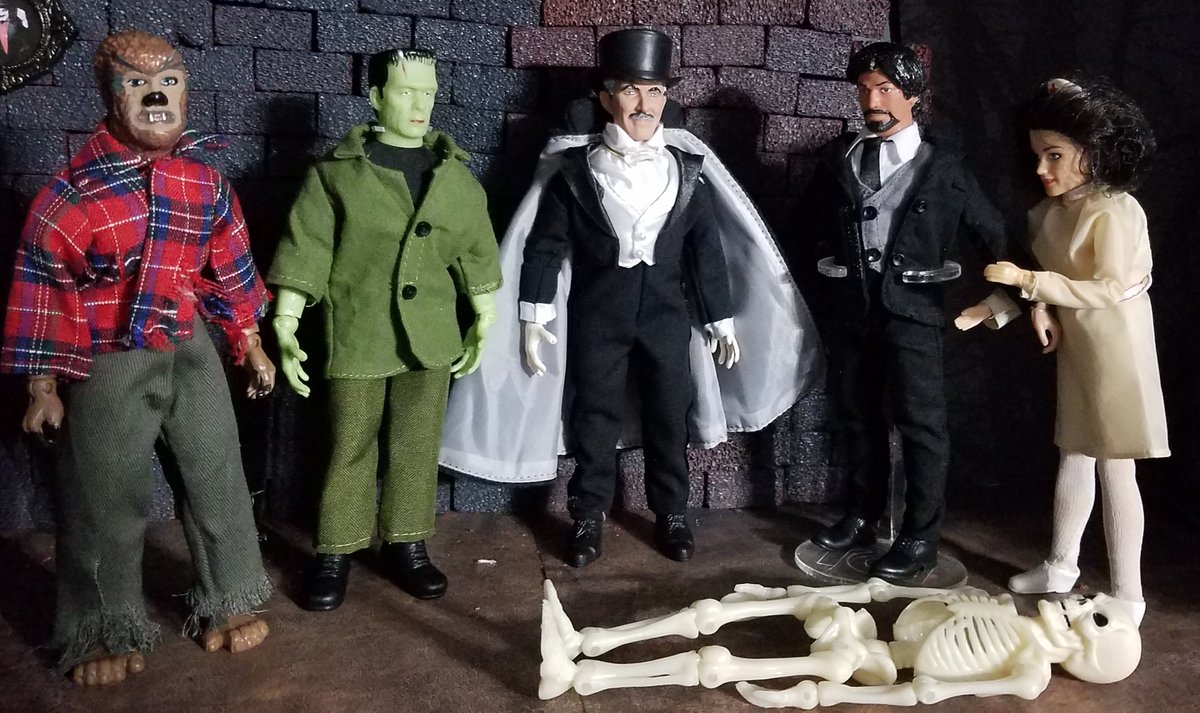 MEarthprime's tweet photo. #MeTV #ReMego #Svengoolie figure is set up for the #HouseOfDracula
#Dracula & #WolfMan seek cures for their afflictions; a #Hunchbacked woman, a #MadScientist and #FrankensteinMonster have their own troubles.
https://t.co/gUtcS4U7oC https://t.co/putFgdYx43