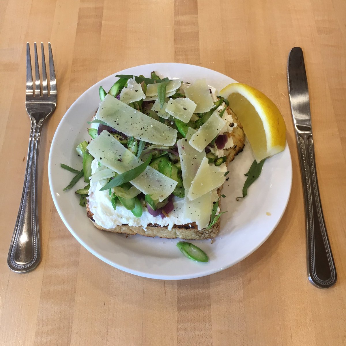 ThreeTarts's tweet photo. Asparagus Ricotta Toast! #yourewelcome https://t.co/8wgYNiNKR9