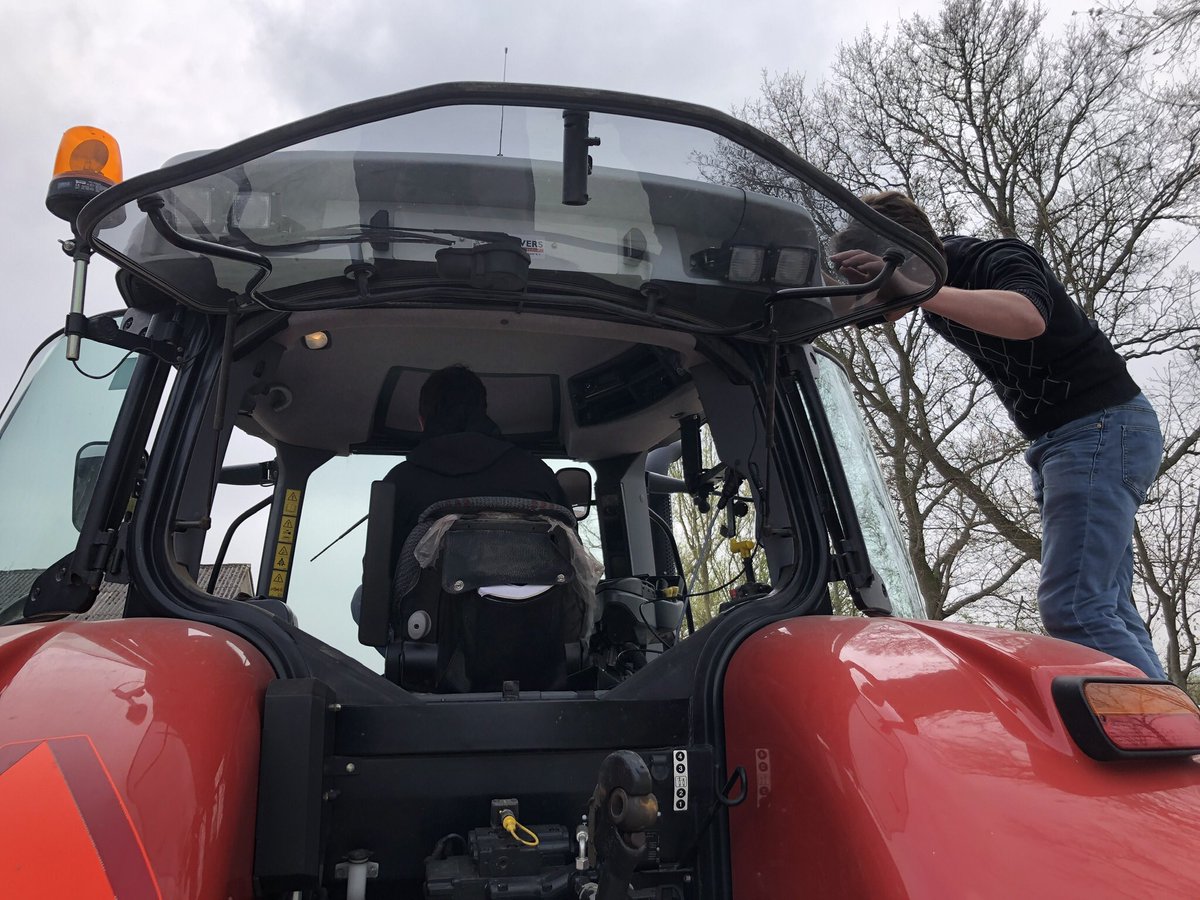 harrysfarm's tweet photo. Auke en Roel van @FarmHackNL hebben vanmiddag de #ISOBlue module aangesloten aan de Steyr 4130. Met deze module kan allerlei beschikbare data van de trekker vrijgemaakt worden. Meer info https://t.co/0VcnUFRsDJ https://t.co/1UUJPaqlFP