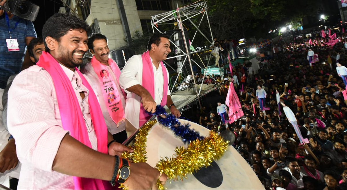 BRSparty's tweet photo. సికింద్రాబాద్ లోక్ సభ నియోజకవర్గ టీఆర్ఎస్ పార్టీ అభ్యర్థి శ్రీ @talasani_sai కి మద్దతుగా యూసుఫ్ గూడ చౌరస్తా వద్ద నిర్వహించిన రోడ్ షోలో ప్రసంగించిన పార్టీ వర్కింగ్ ప్రెసిడెంట్ శ్రీ @KTRTRS. 
#VoteForCar 
#TelanganaWithKCR 
#MissionTRS16 https://t.co/ENUyKKkldt