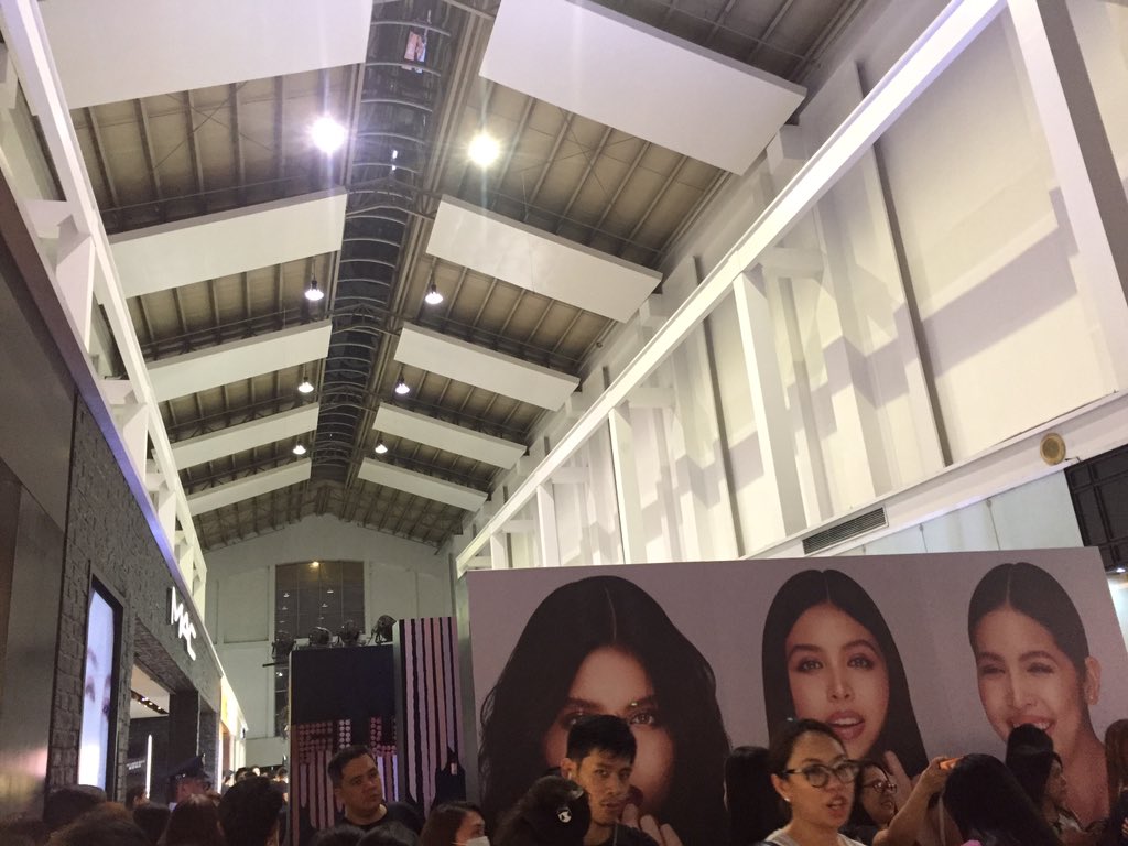 <a href="/don_suratos/">Suratos Studios</a> Dahil ayaw patambayin nung mga guard yung mga tao sa gilid dahil daanan nga sya ng mga lalabas at papasok ng mall. Uulitin ko i was there. Wala pang 5pm may mga naghihintay na. Kahit ako naghintay hanggang sa dumating sya.
