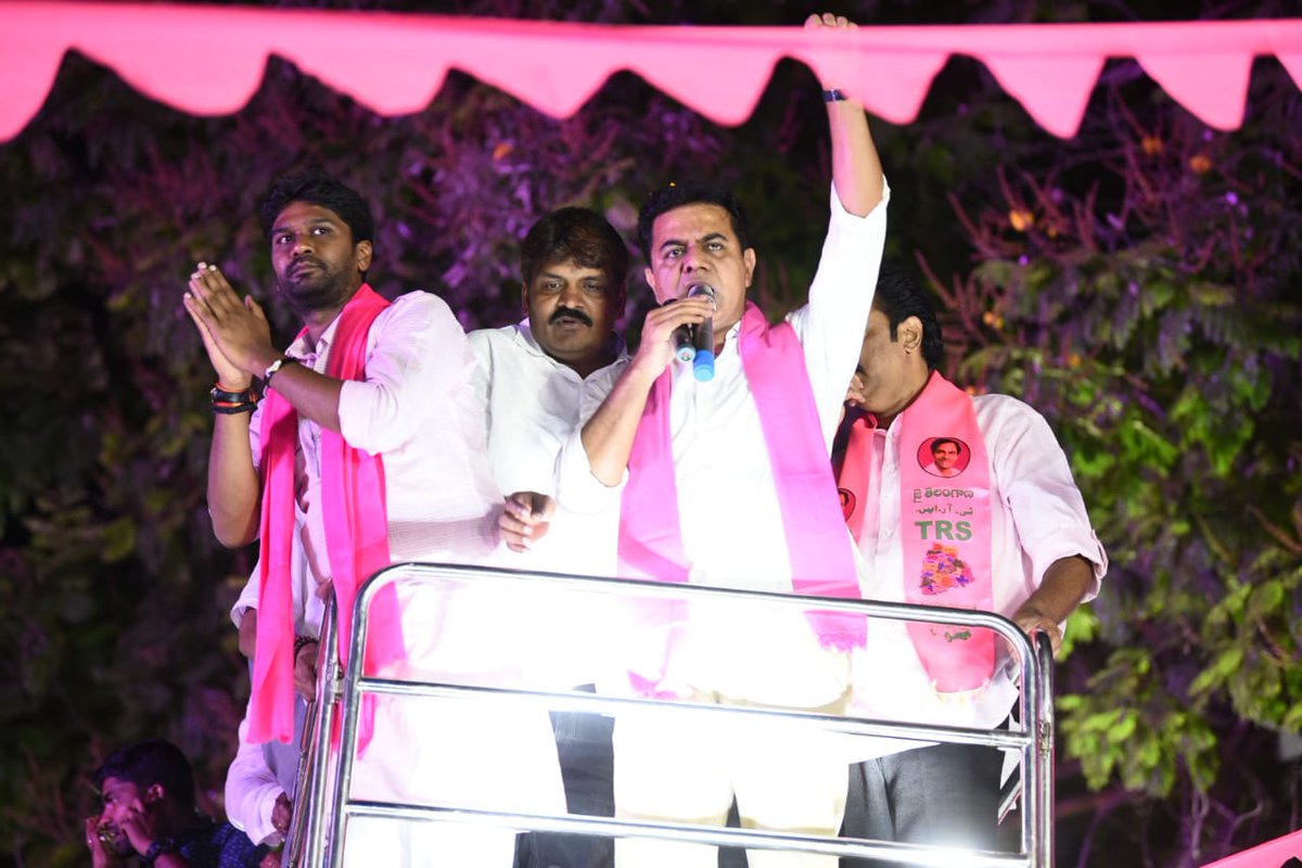 BRSparty's tweet photo. సికింద్రాబాద్ లోక్ సభ నియోజకవర్గ టీఆర్ఎస్ పార్టీ అభ్యర్థి శ్రీ @talasani_sai కి మద్దతుగా యూసుఫ్ గూడ చౌరస్తా వద్ద నిర్వహించిన రోడ్ షోలో ప్రసంగించిన పార్టీ వర్కింగ్ ప్రెసిడెంట్ శ్రీ @KTRTRS. 
#VoteForCar 
#TelanganaWithKCR 
#MissionTRS16 https://t.co/ENUyKKkldt