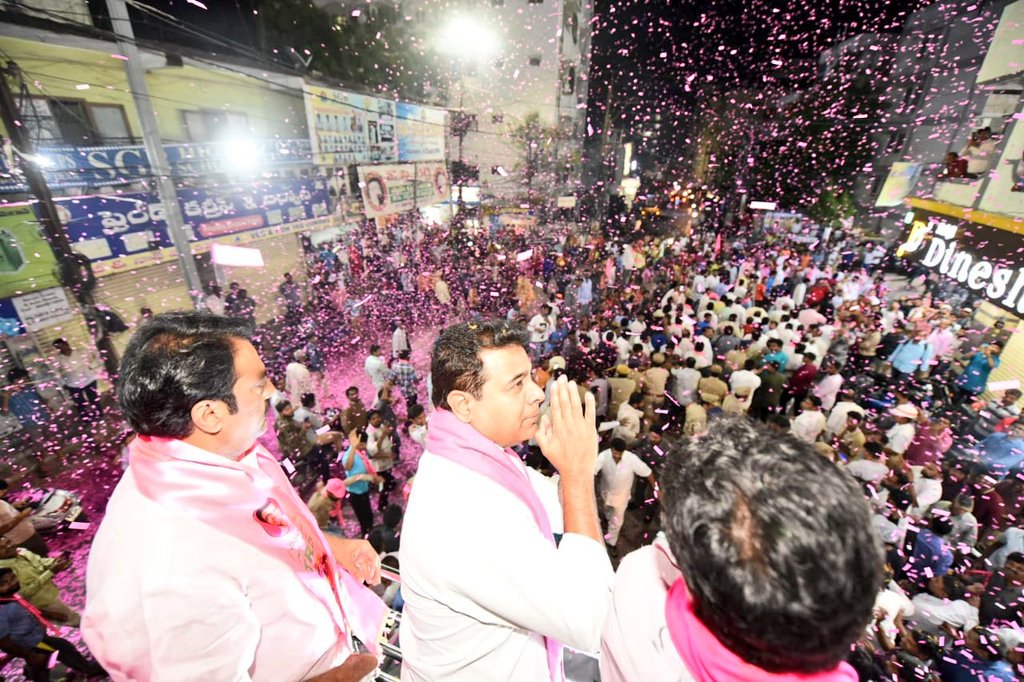 BRSparty's tweet photo. ఈ రోడ్ షోలో పాల్గొన్న ఎమ్మెల్యే శ్రీ మాగంటి గోపీనాథ్, మేయర్ శ్రీ @bonthurammohan, డిప్యూటీ మేయర్ శ్రీ @Babafasiuddin.
#VoteForCar 
#MissionTRS16 
#TelanganaWithKCR https://t.co/aMCxVbxa2l