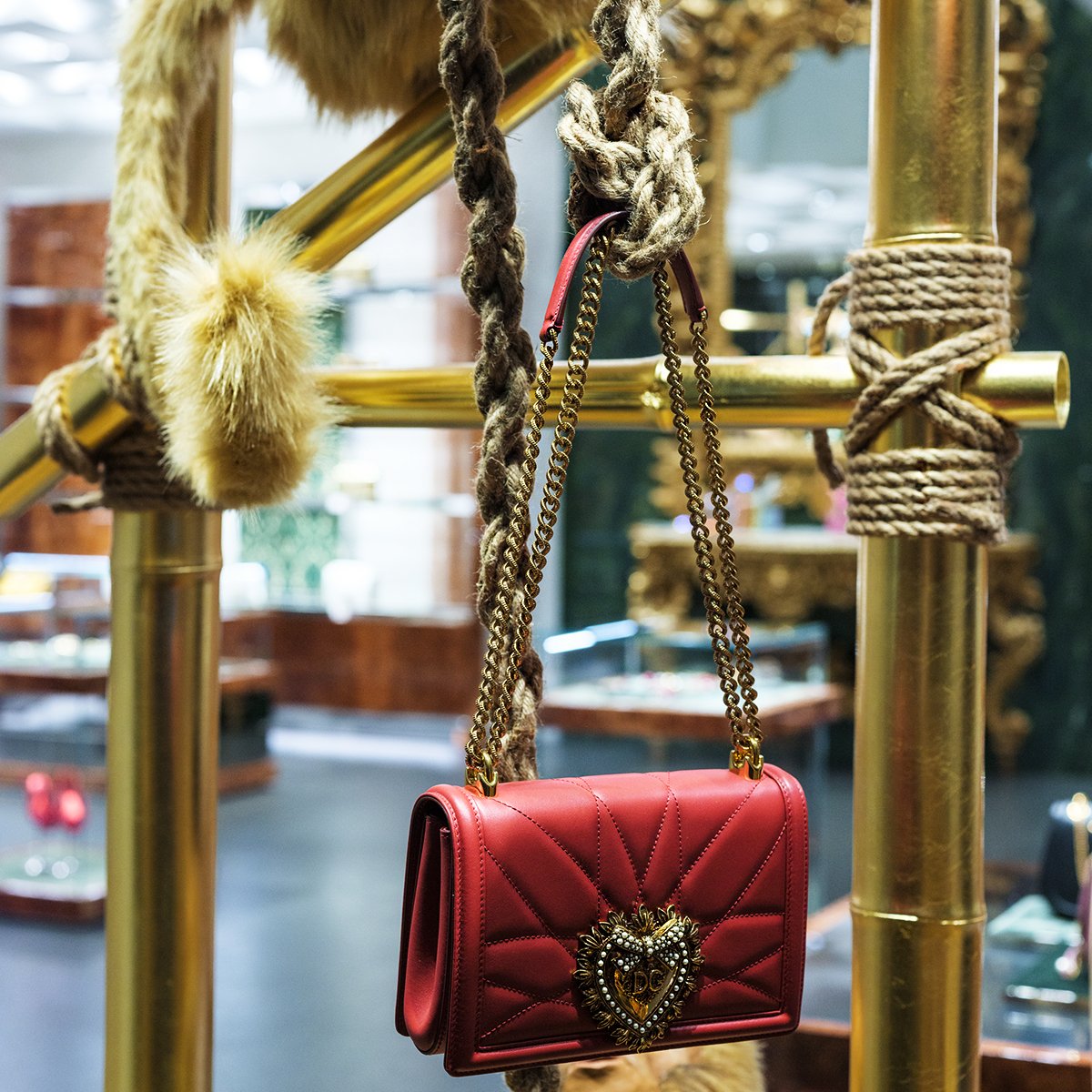 dolcegabbana's tweet photo. Discover the making of the new display in the via Montenapoleone boutique, Milan. Animated monkeys help display the new collections.
#DGFattoAMano
#DGAmore #DGDolceBox #DGDevotionBag https://t.co/MkwbghvkBL