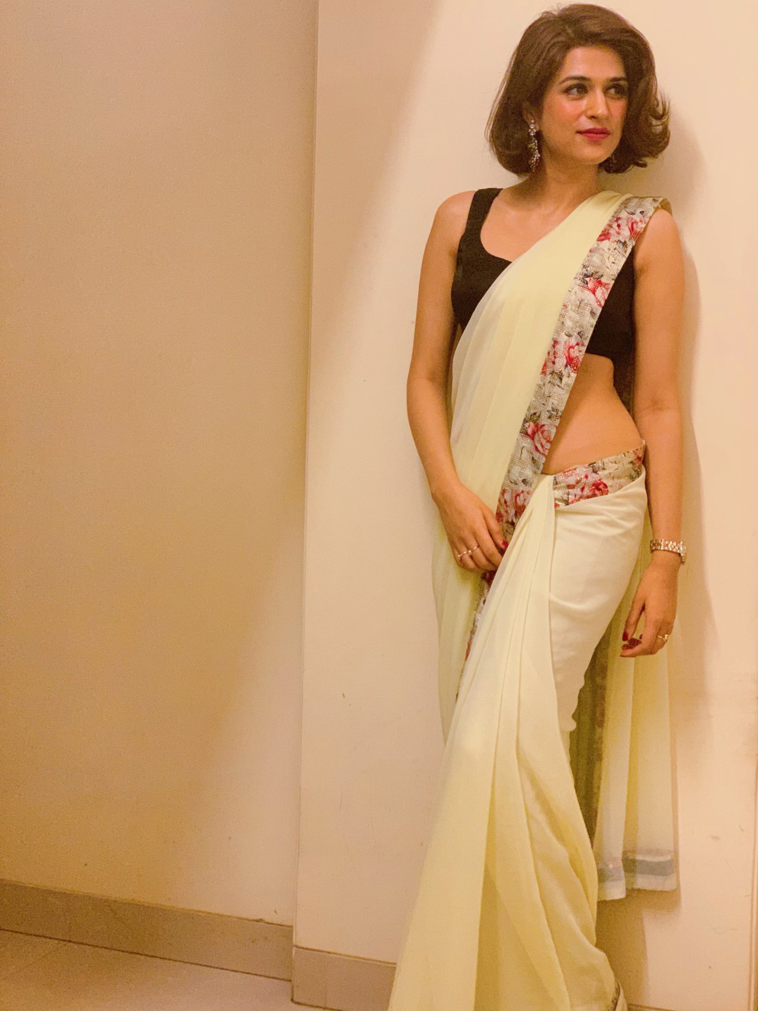 Saree  Short hair  Earrings  Bindi  Vaishnavi Swadha  Facebook