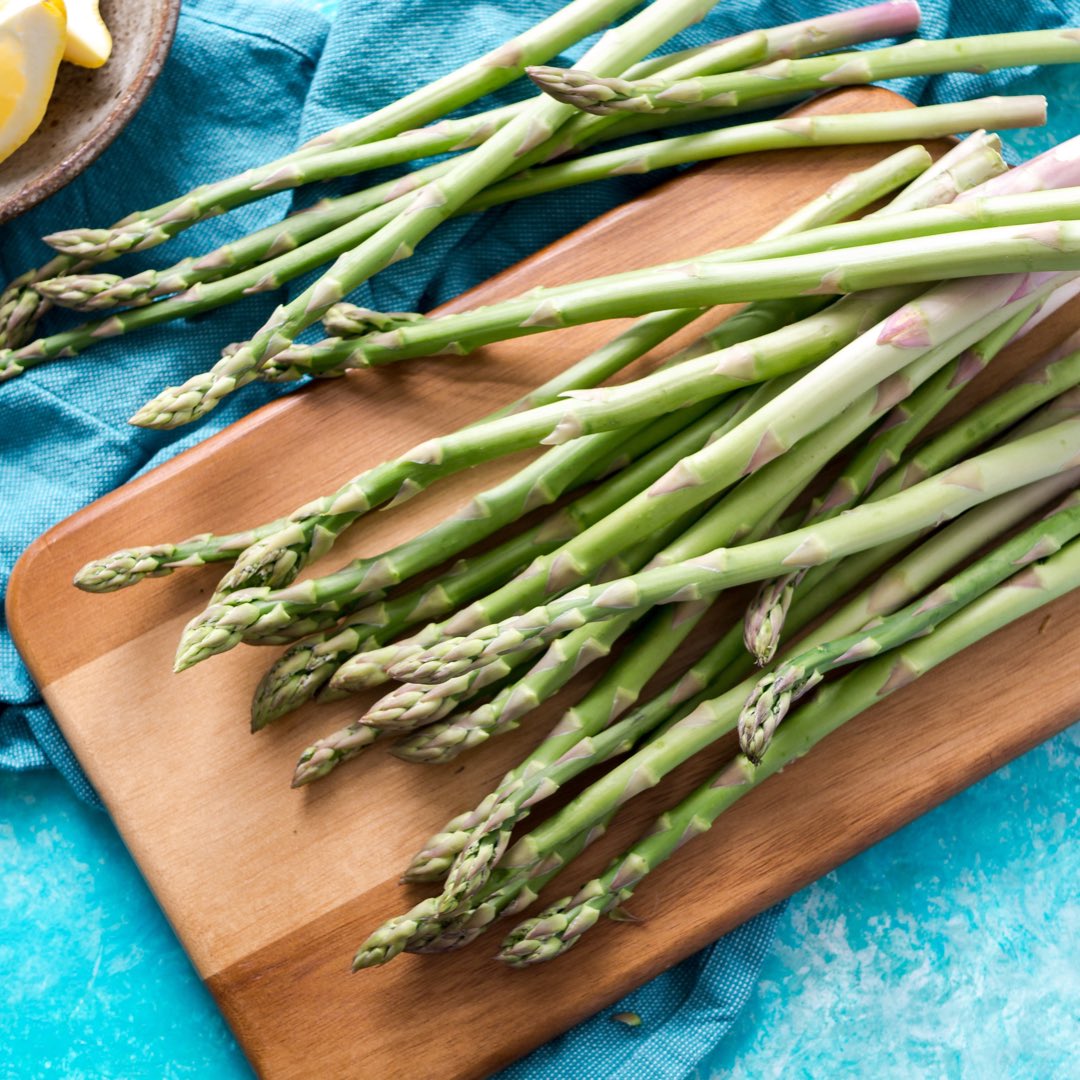 dianehenderiks's tweet image. Asparagus is available year-round, but spring is the best season for this nutritious vegetable. Make a simple oven roasted recipe today:
dianehenderiks.com/dianes-oven-ro…
#asparagus #healthbenefits #springveggies #goodfooddoneright