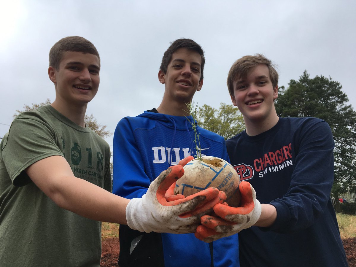 jhudsn's tweet photo. ⁦@ProvidenceDay⁩ SOS Creek Cleanup find beauty among the trash while helping Urban Farm at Aldersgate. #pdserves #pdsgivesback #pdschargers https://t.co/Rmw2h8H0zb