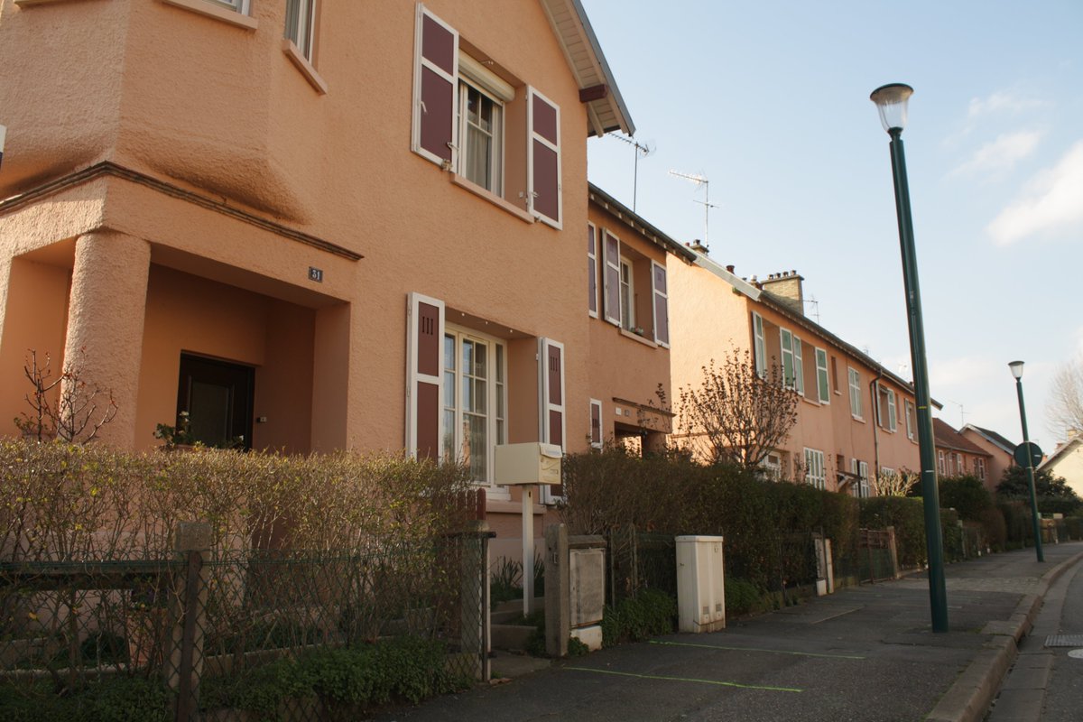 CitesProjet's tweet photo. Voici la première étape de notre cité-rando !🚶‍♂️ la cité-jardin de #Gennevilliers ! 😀  Construite dans les années 20 sur le modèle anglais de l'architecte Howard, elle offre une architecture pittoresque et mélange ville et campagne 🌺 @Assocjs @EYParis #patrimoine #citéjardin https://t.co/Zkxp8aRf5o