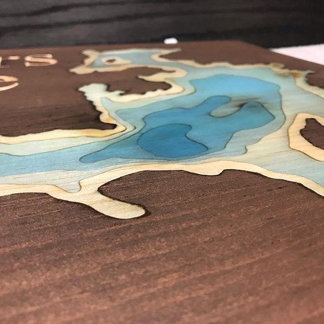 kcnc_t's tweet photo. Epoxy pouring #lakesign #woodworking #epoxy https://t.co/5gwddLqVGe https://t.co/AfwgSMsjTB