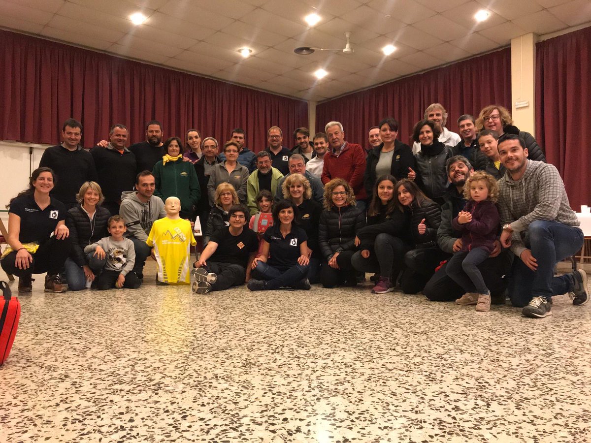 treszerocat's tweet photo. Formació als voluntaris de la @romanicextrem de @DeBianya . Gràcies per confiar amb @treszerocat ! #femsalut #desfibrilador #DEA #esport #romanicextrem #garrotxa https://t.co/JKbDlVoovl