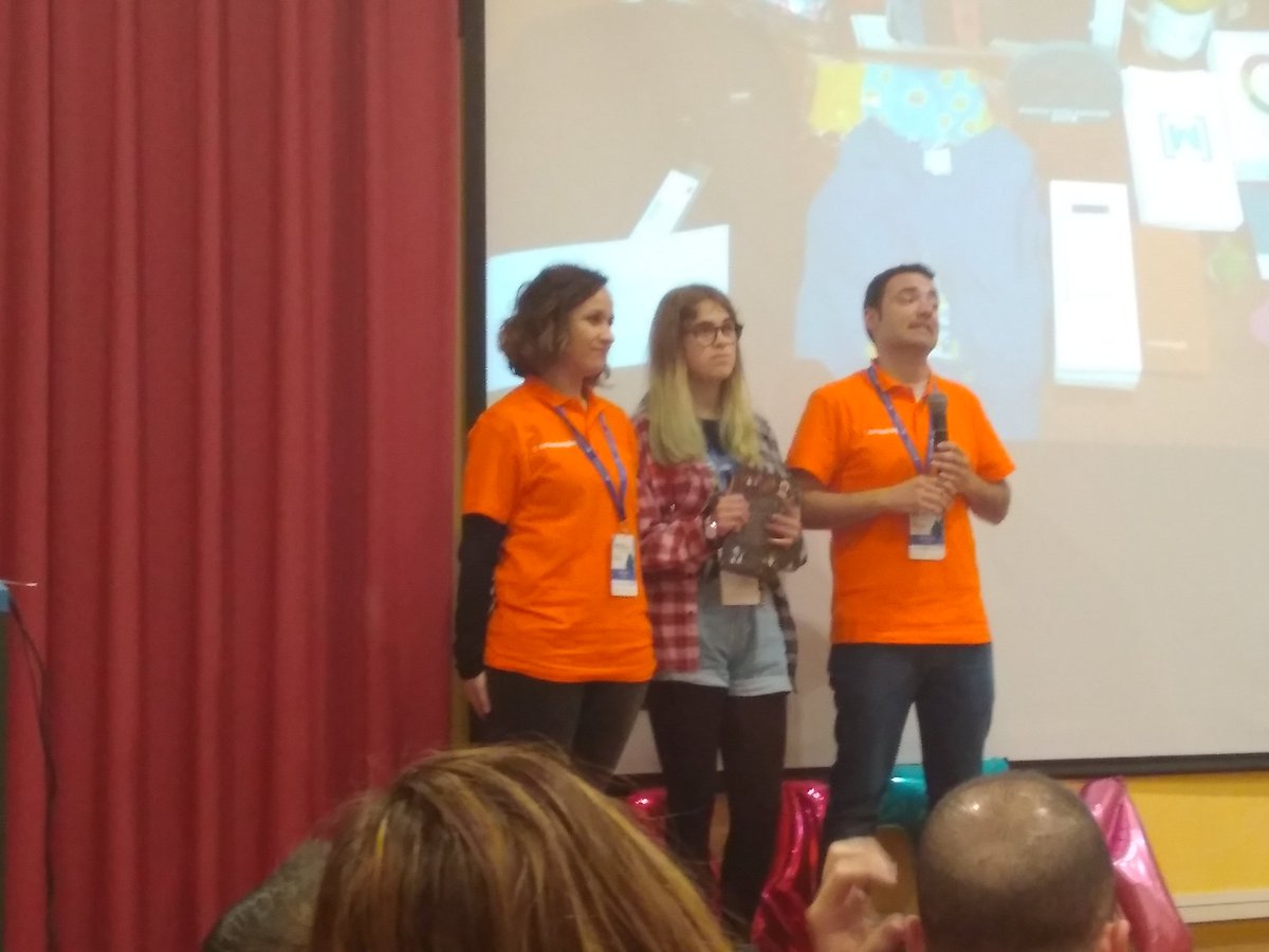 rubensa76's tweet photo. @TreelogicWTM haciendo entrega del libro a la ganadora del #treevial https://t.co/2AMC0sREnD