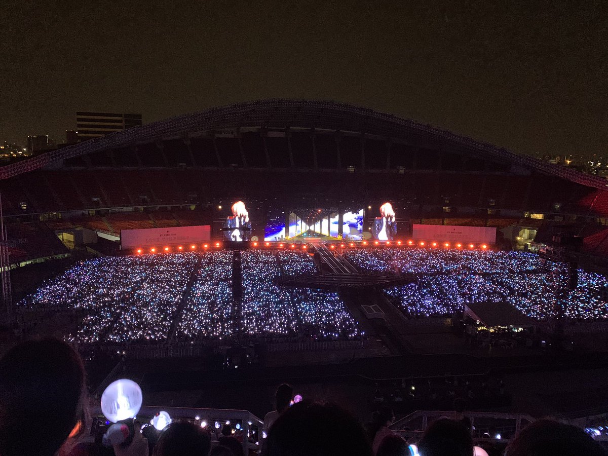 imyours_tttop's tweet photo. รีวิวดอย และ สีสันของแท่งไฟ #BTSLoveYorselfinBKK https://t.co/FP9op7LYXW