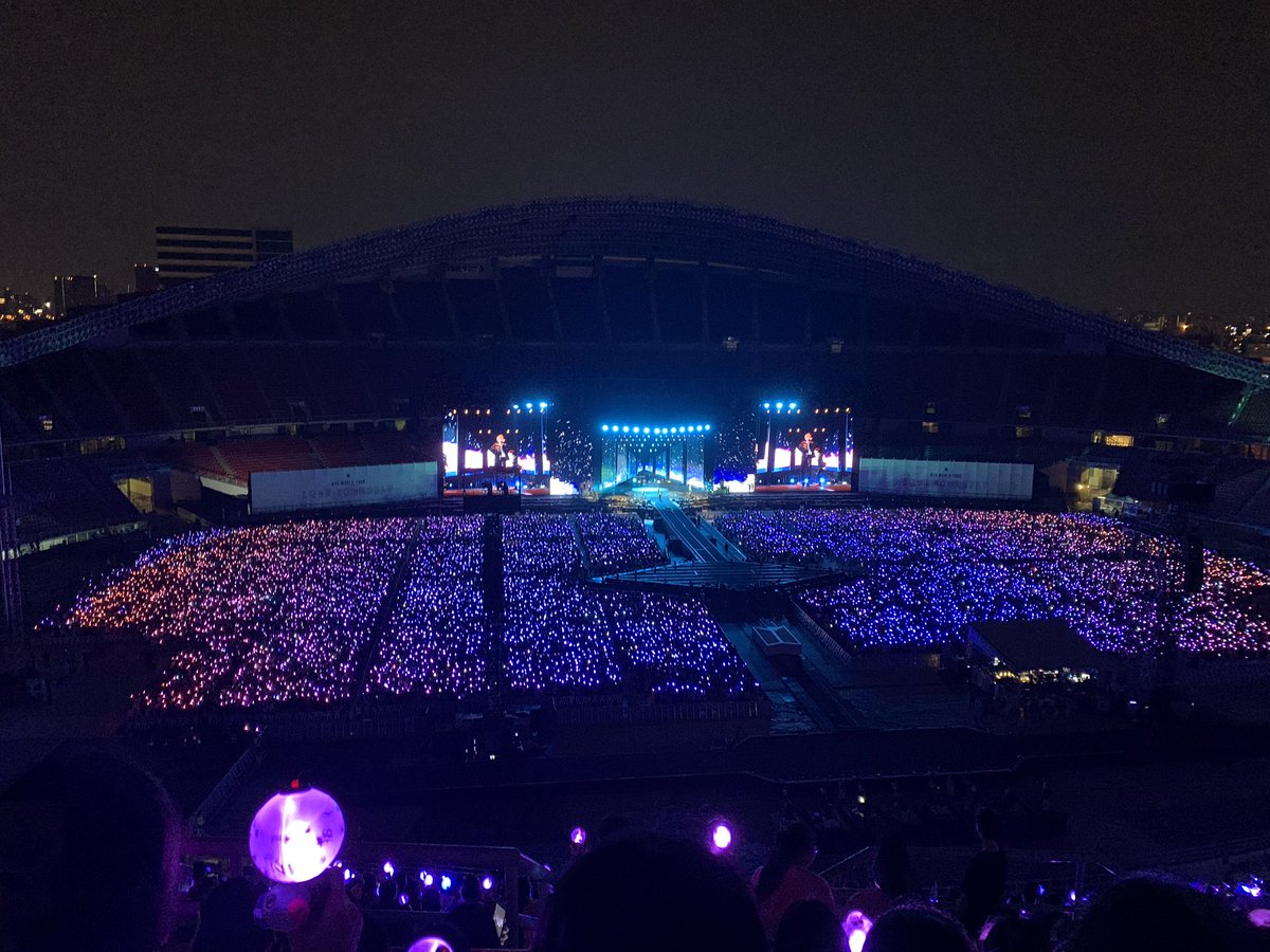 imyours_tttop's tweet photo. รีวิวดอย และ สีสันของแท่งไฟ #BTSLoveYorselfinBKK https://t.co/FP9op7LYXW