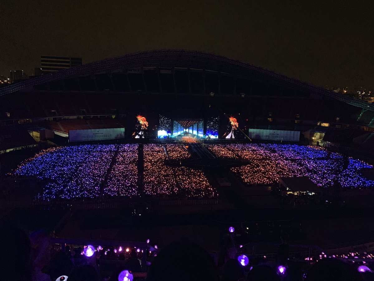 imyours_tttop's tweet photo. รีวิวดอย และ สีสันของแท่งไฟ #BTSLoveYorselfinBKK https://t.co/FP9op7LYXW